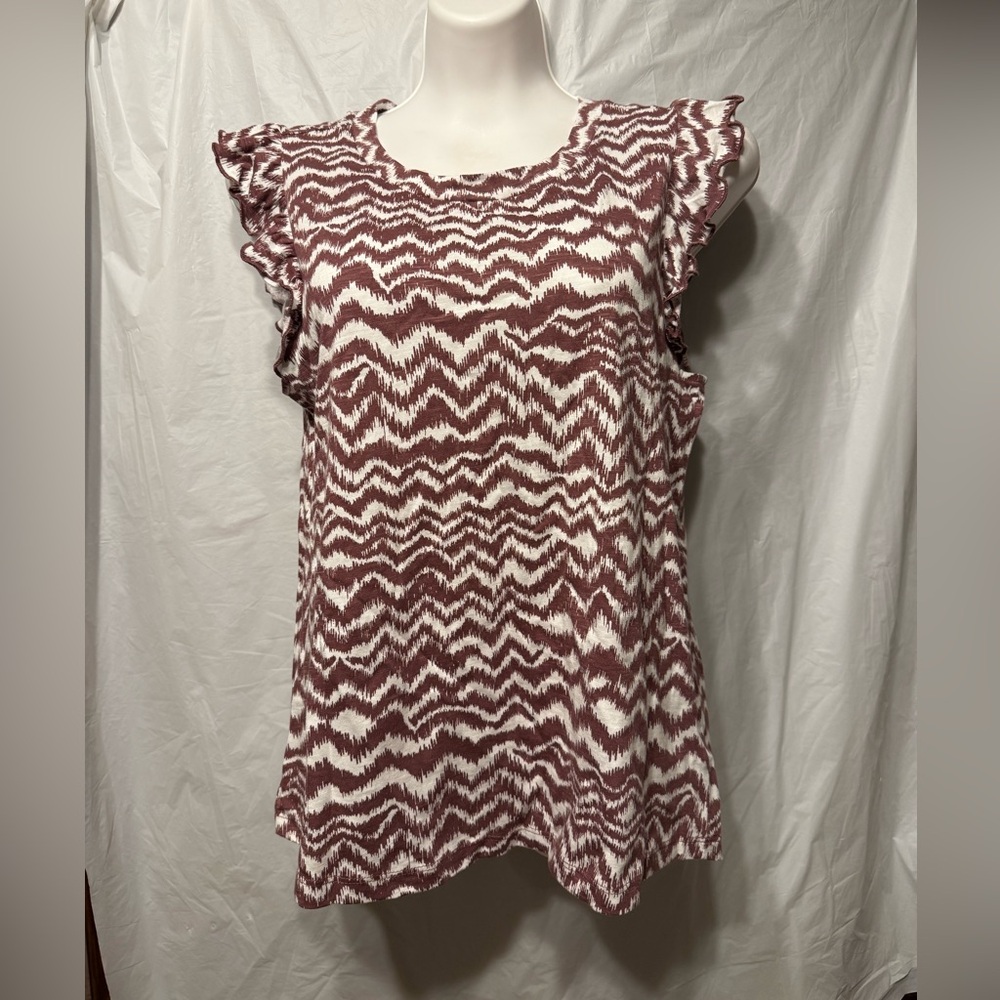 Maurice’s size medium ladies top, new with tags, chevron pattern, white & mauve